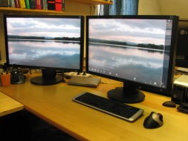 Zwei Bildschirme an einem Computer